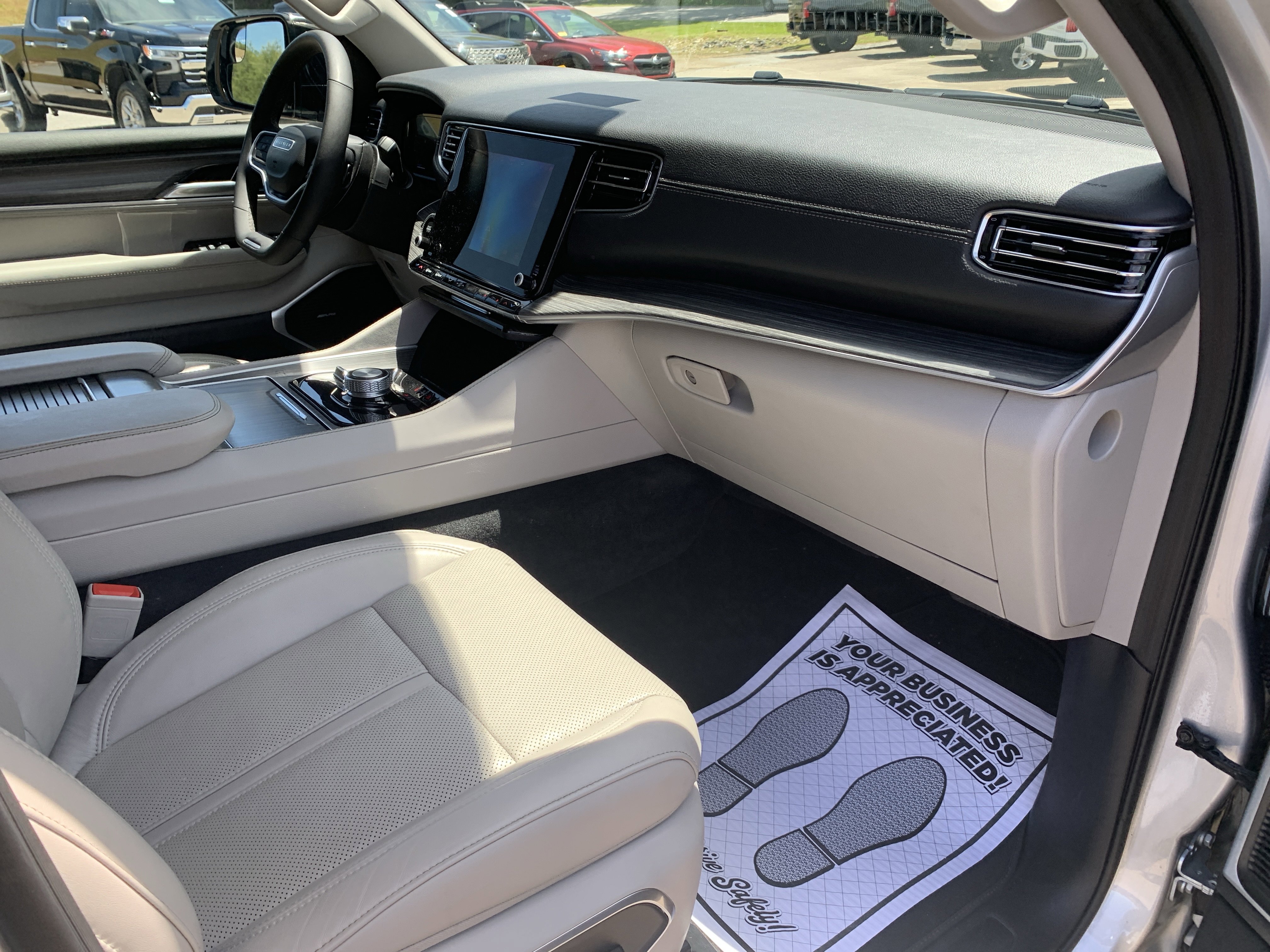 Used 2024 Jeep Wagoneer L Series II w/ Flexible Seating Group AWD/4WD image 45
