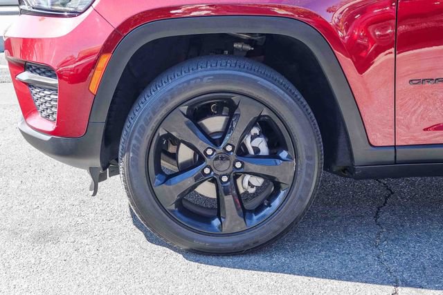 Used 2024 Jeep Grand Cherokee Altitude image 11