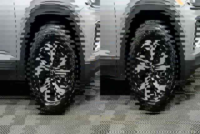 Certified 2025 Volkswagen Atlas SE image 6