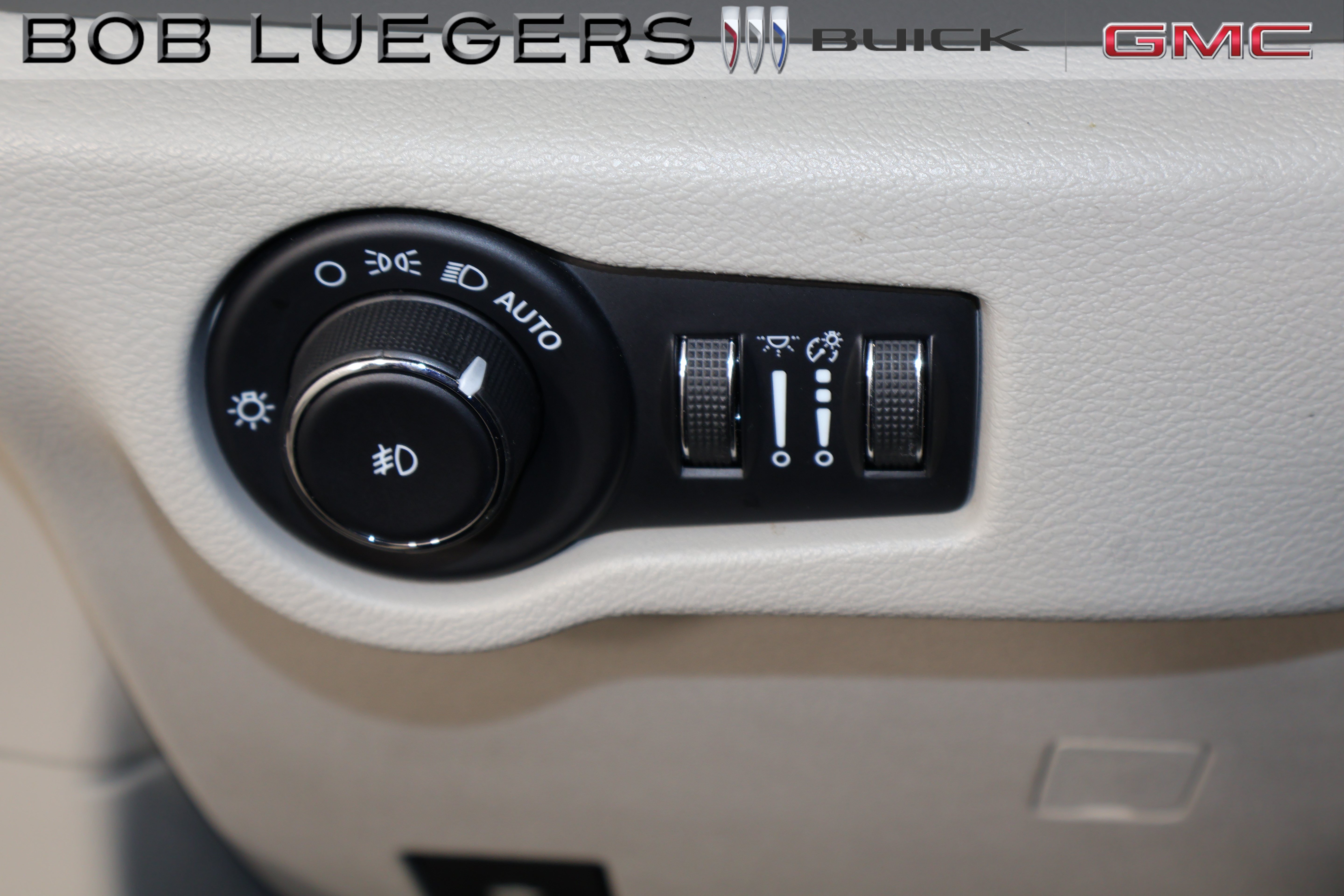 Used 2023 Chrysler Pacifica Touring-L FWD image 24