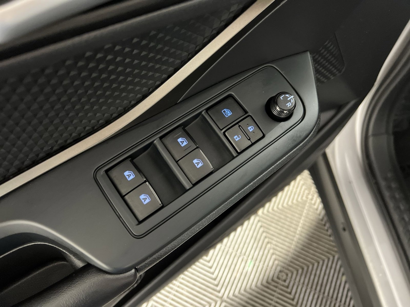 Used 2019 Toyota C-HR LE image 14