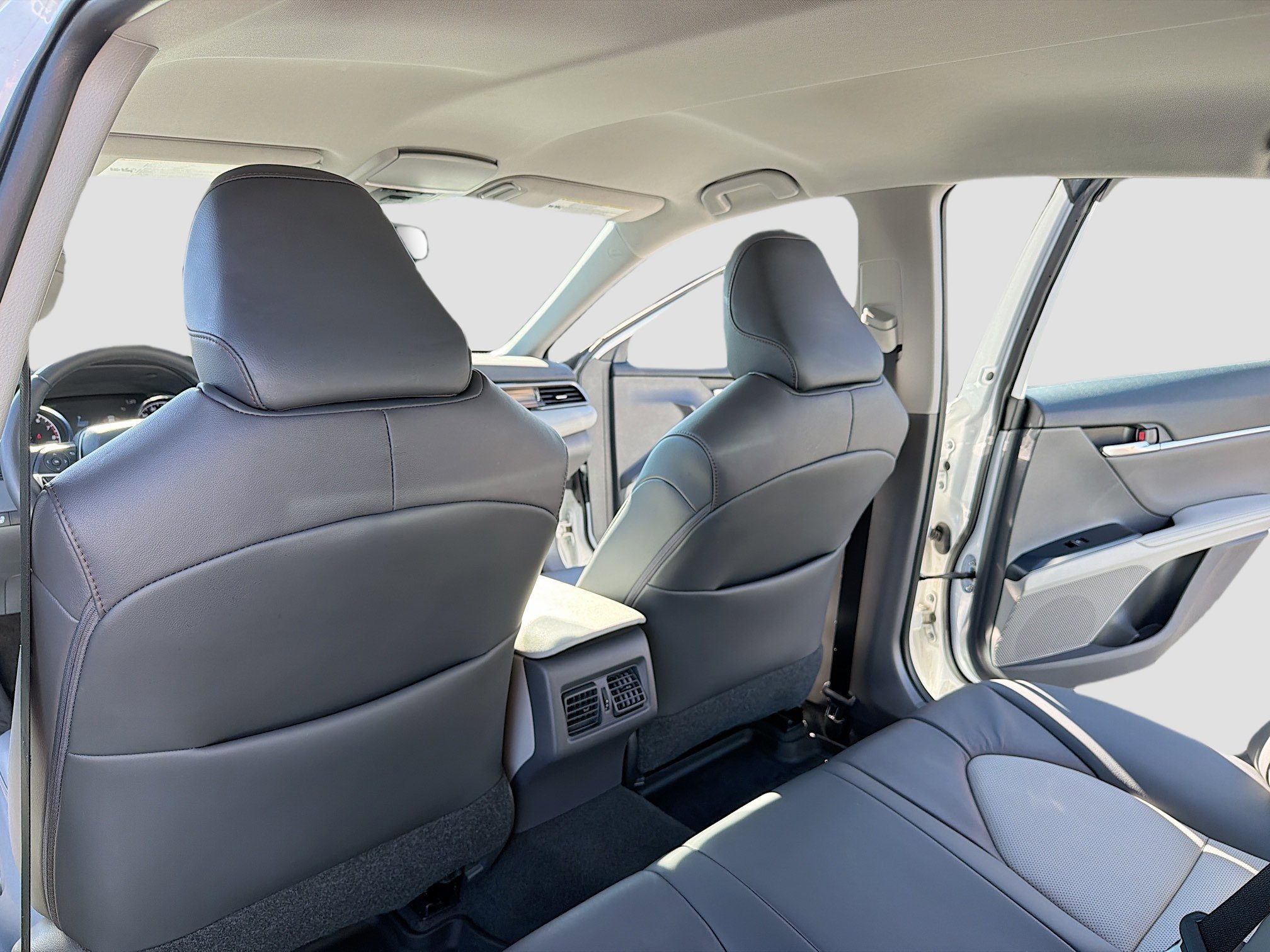 Used 2020 Toyota Camry XLE image 6