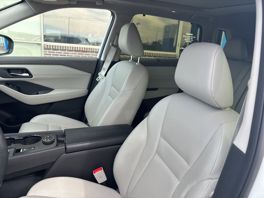 Used 2023 Nissan Rogue SV w/ SV Premium B Package AWD/4WD image 11