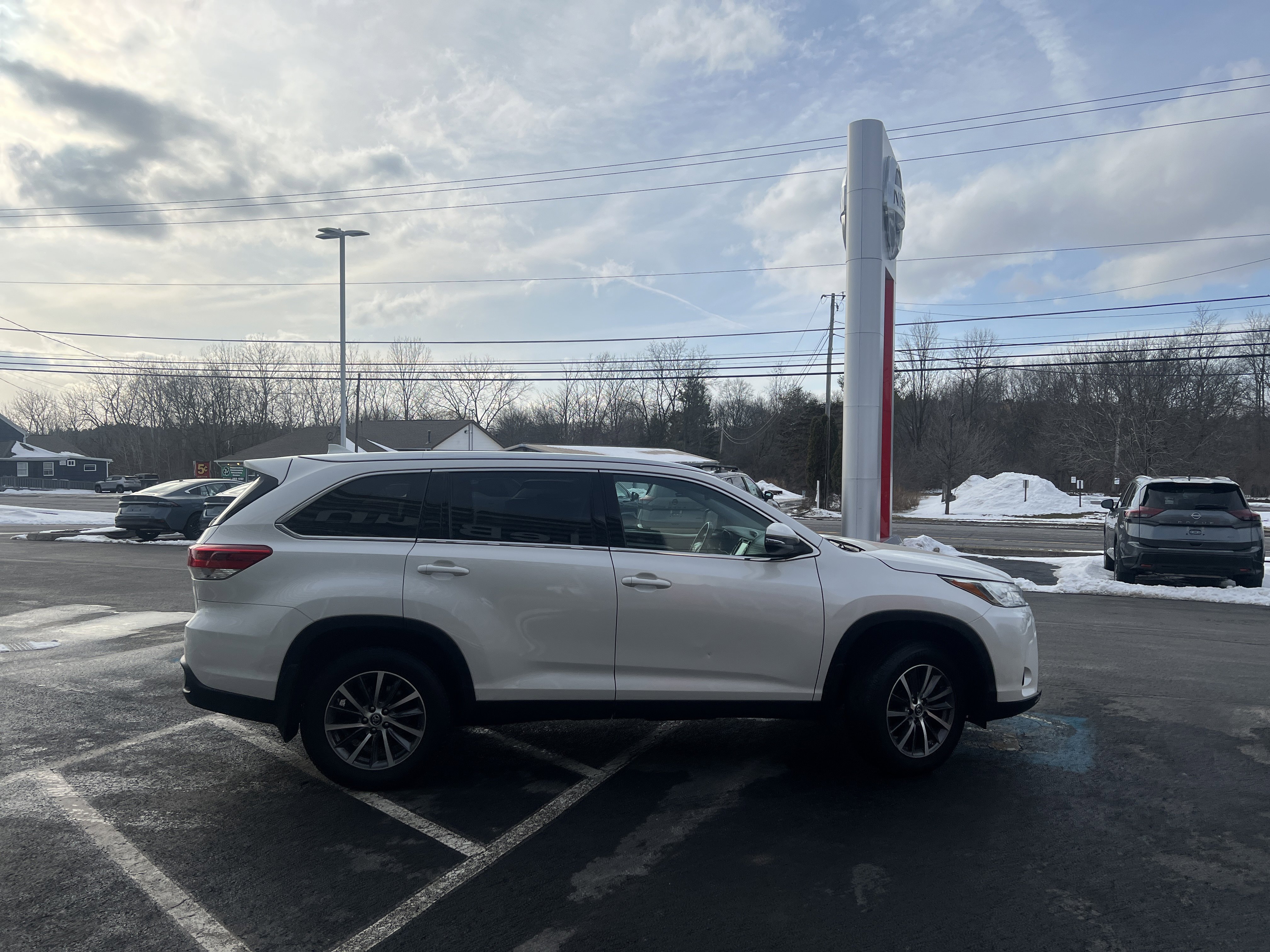 Used 2019 Toyota Highlander XLE image 12