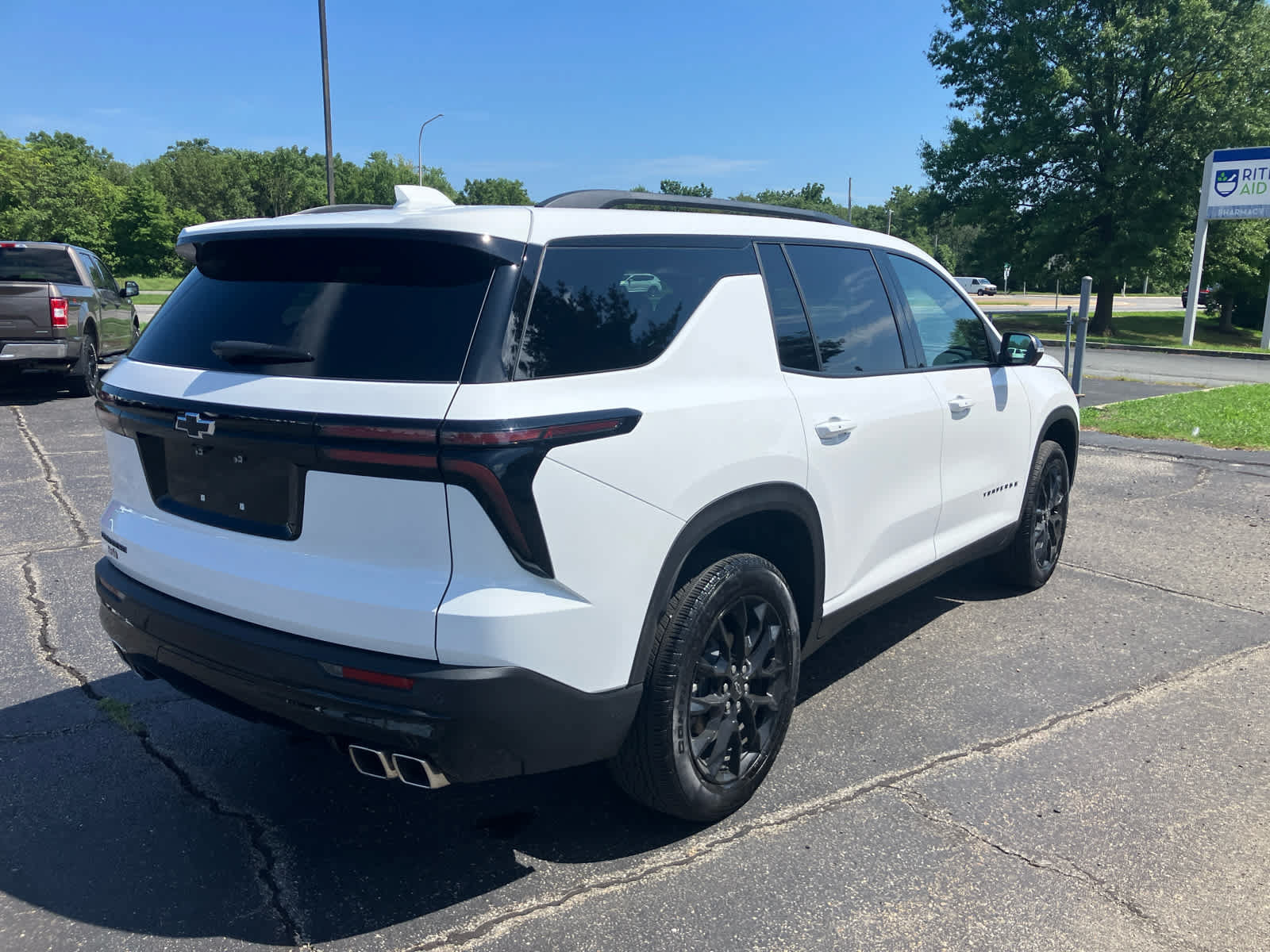 Used 2025 Chevrolet Traverse LT w/ Midnight/Sport Edition FWD image 3