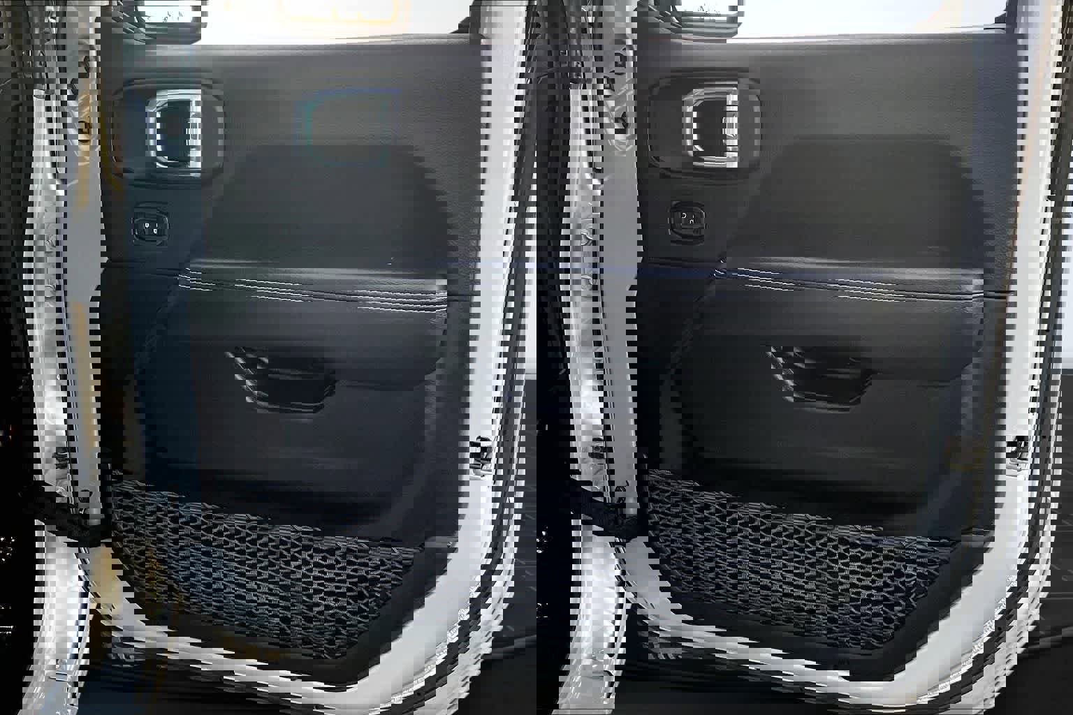 Used 2023 Jeep Wrangler Sahara image 29