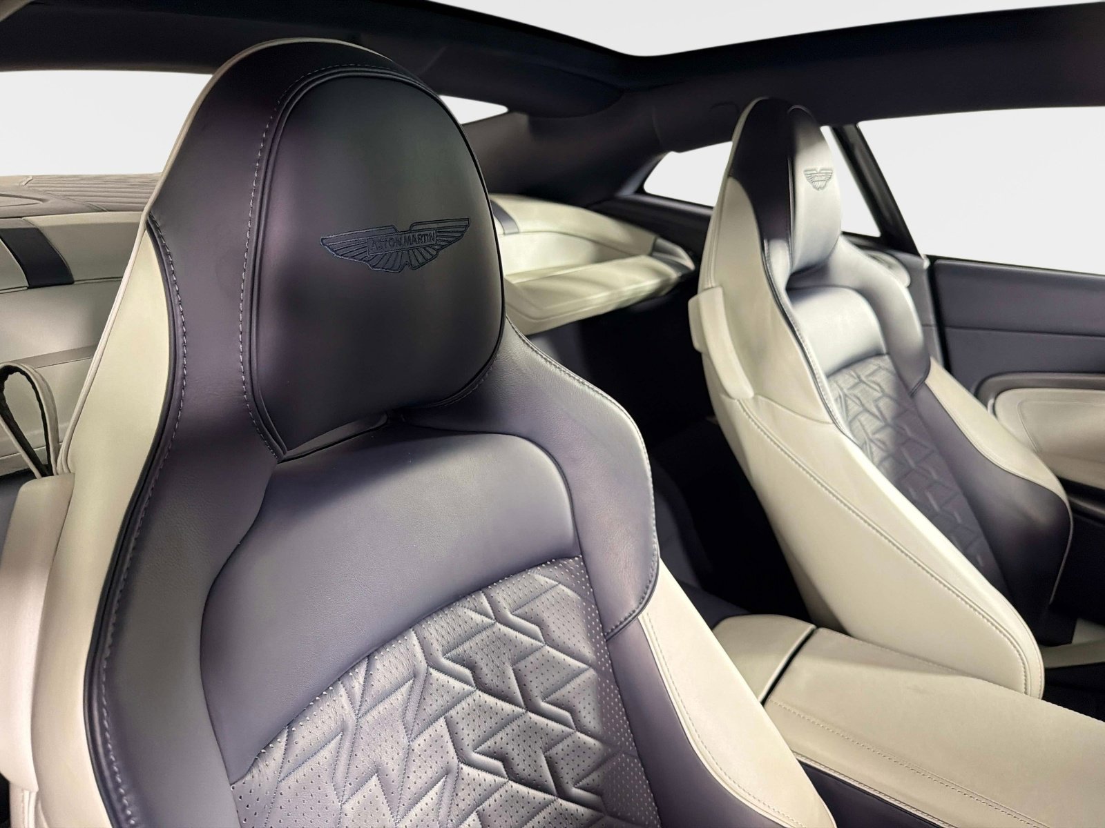 Used 2025 Aston Martin Vanquish image 27