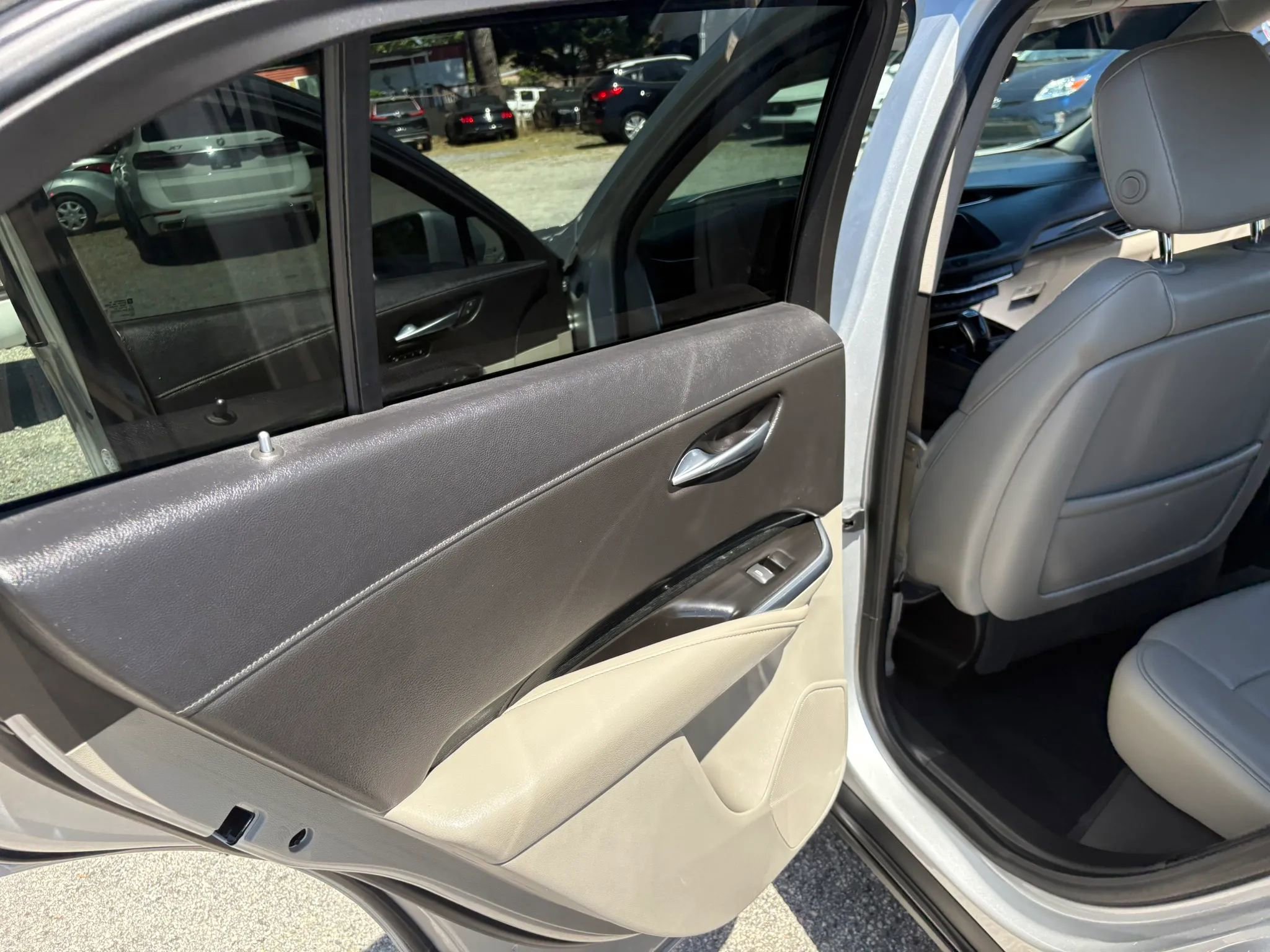 Used 2019 Cadillac XT4 Premium Luxury w/ Enhanced Visibility Package FWD image 16