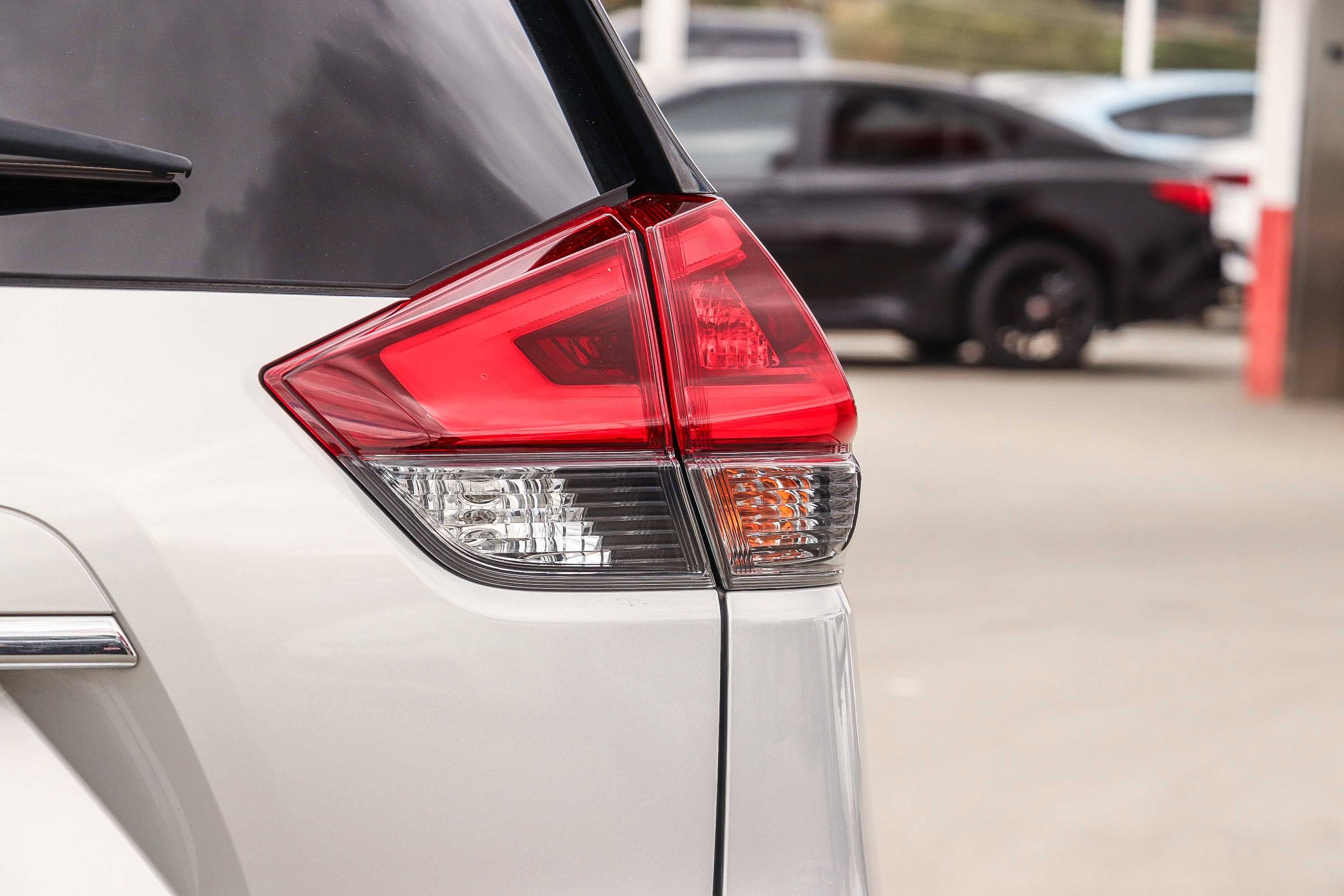 Used 2020 Nissan Rogue SV w/ Premium Package FWD image 9