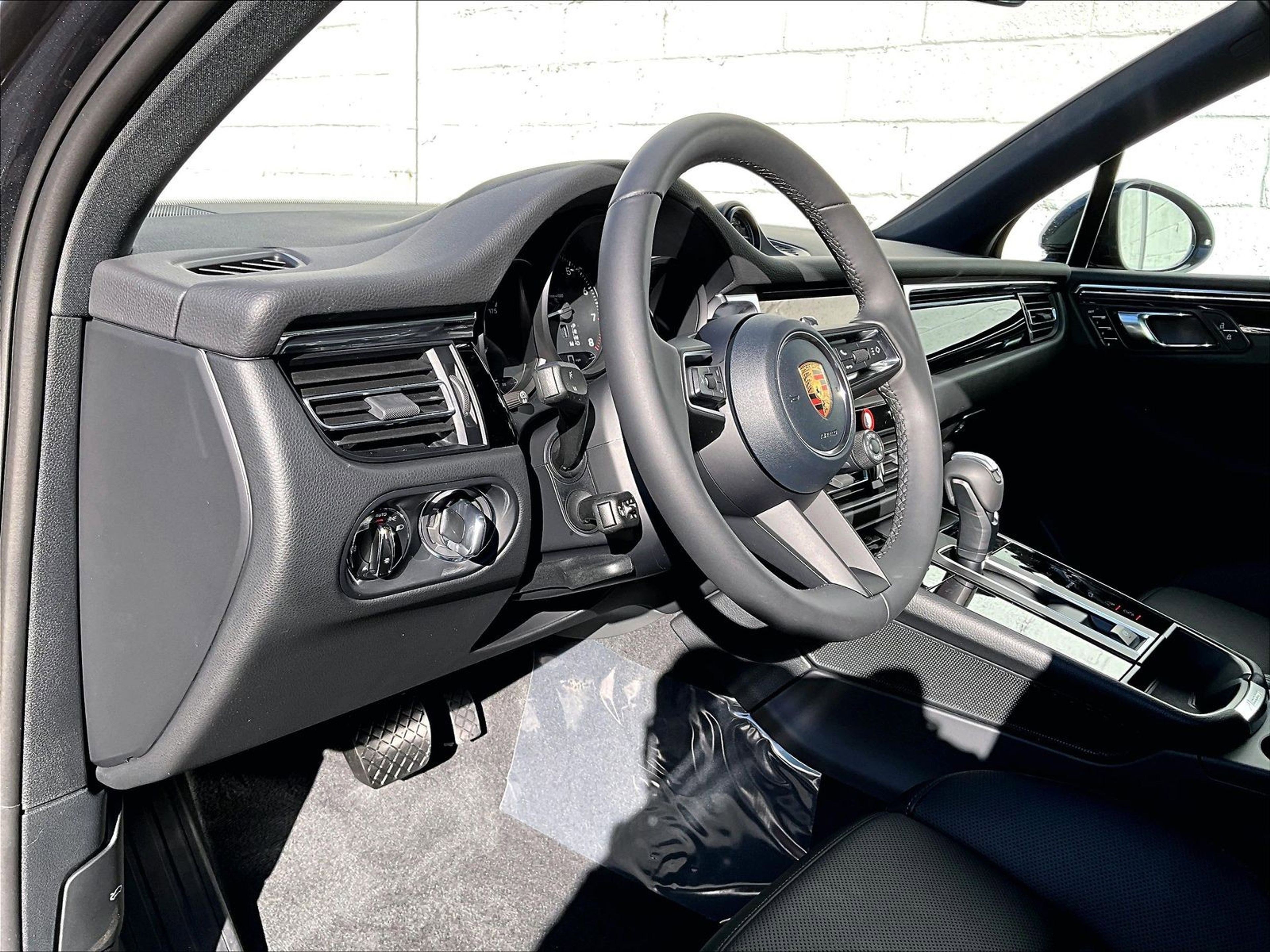 New 2026 Porsche Macan image 4