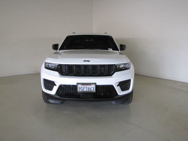 Used 2025 Jeep Grand Cherokee Altitude AWD/4WD image 2