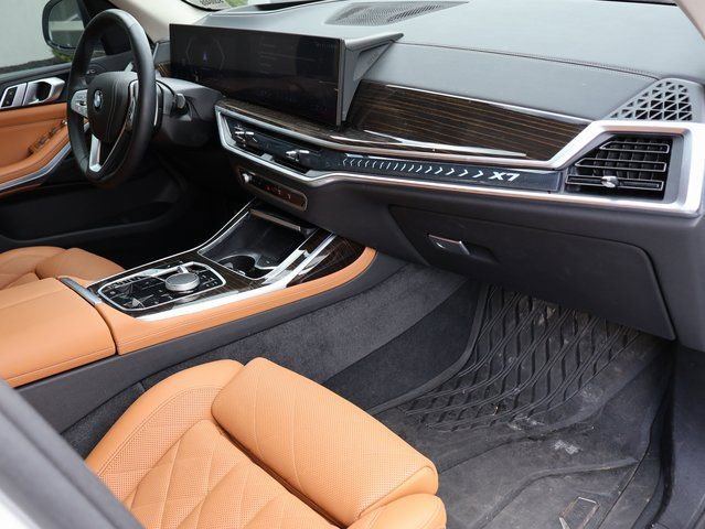 Used 2024 BMW X7 xDrive40i w/ Climate Comfort Package image 13