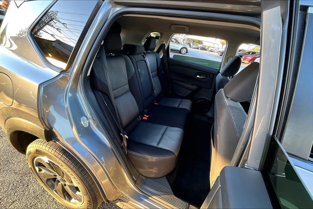 Used 2024 Nissan Rogue SV image 41
