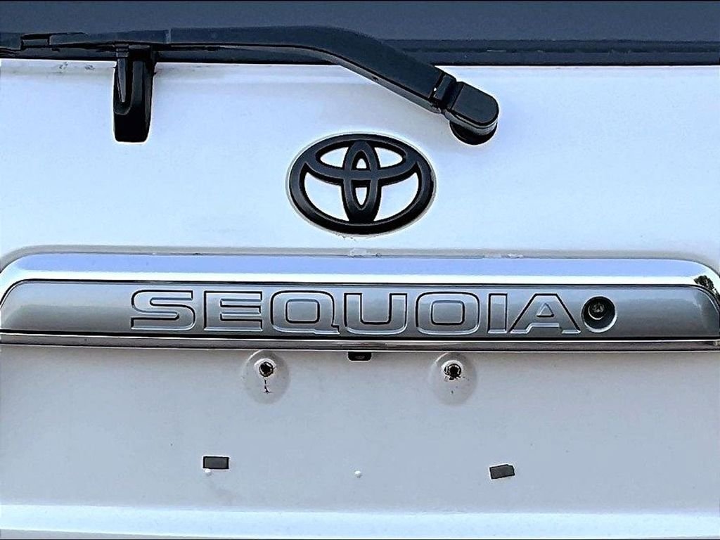 Used 2018 Toyota Sequoia Platinum AWD/4WD image 10