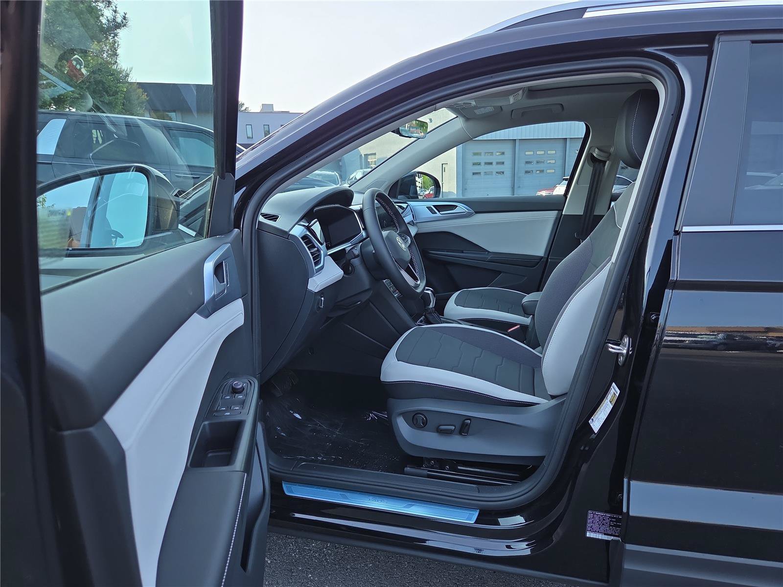 New 2026 Volkswagen Taos SE w/ Panoramic Sunroof Package FWD image 14