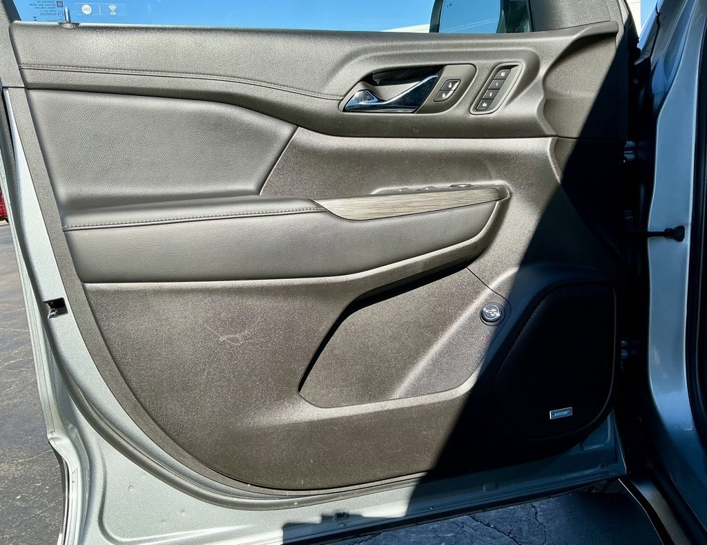 Used 2023 GMC Acadia SLT w/ Technology Package image 41