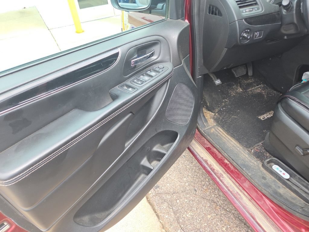 Used 2018 Dodge Grand Caravan SXT w/ Blacktop Package FWD image 10