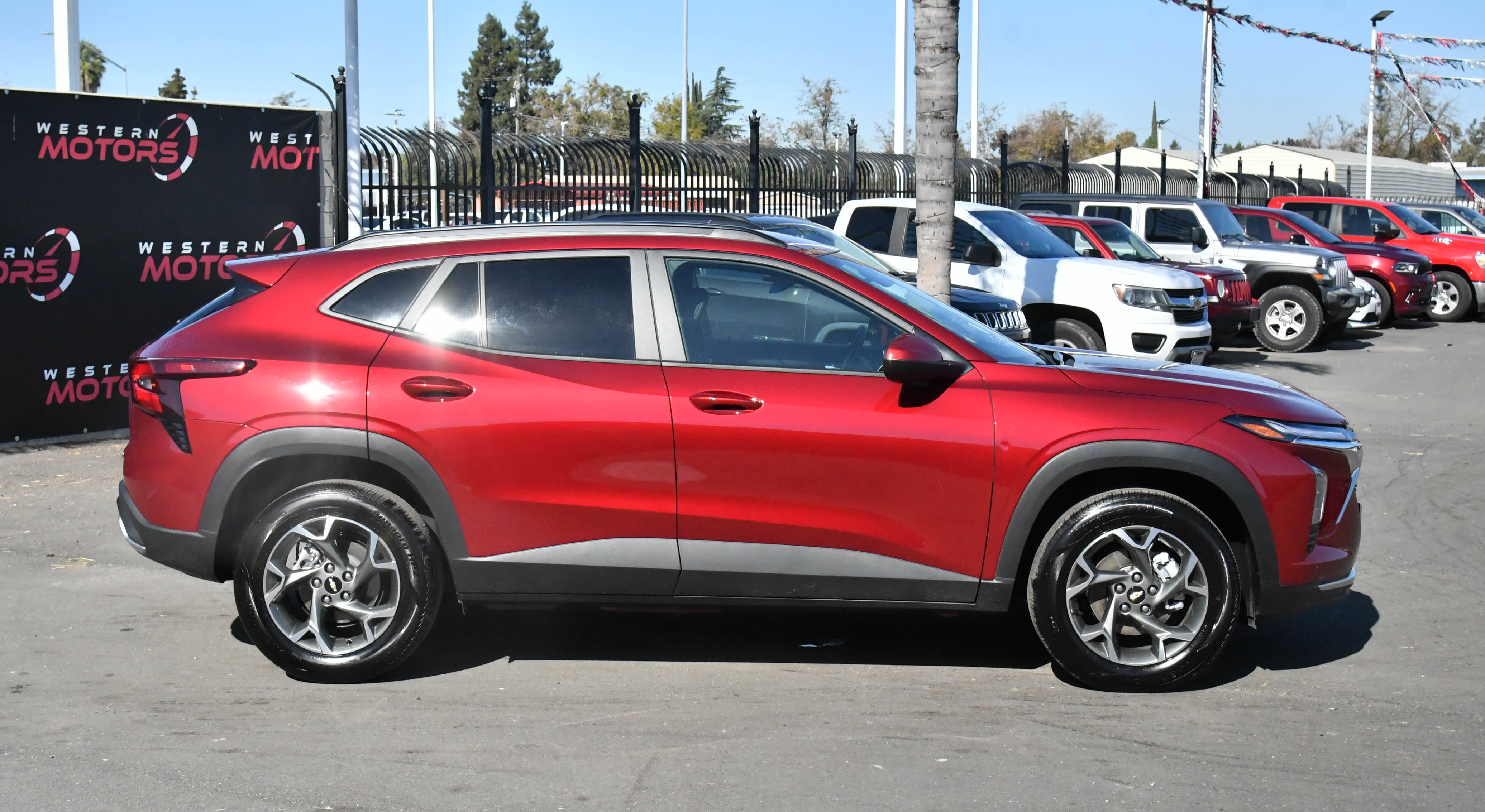 Used 2025 Chevrolet Trax LT w/ LT Convenience Package image 9