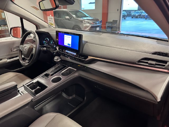 Certified 2025 Toyota Sienna XLE FWD image 16