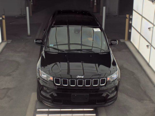 Used 2025 Jeep Compass Latitude AWD/4WD image 2