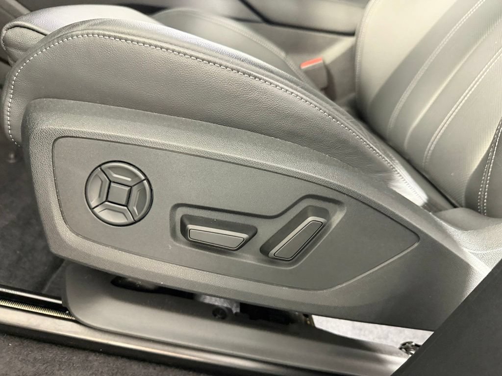 Used 2025 Audi Q6 e-tron Premium Plus w/ Premium Plus AWD/4WD image 26