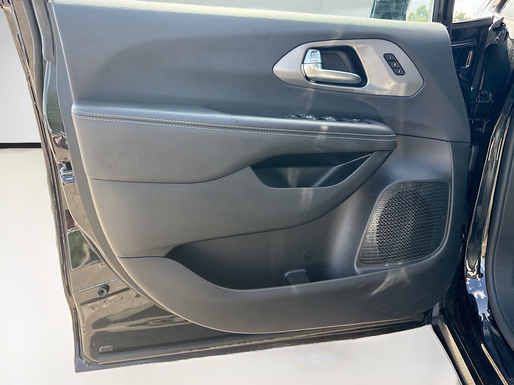 Used 2025 Chrysler Pacifica Select FWD image 21
