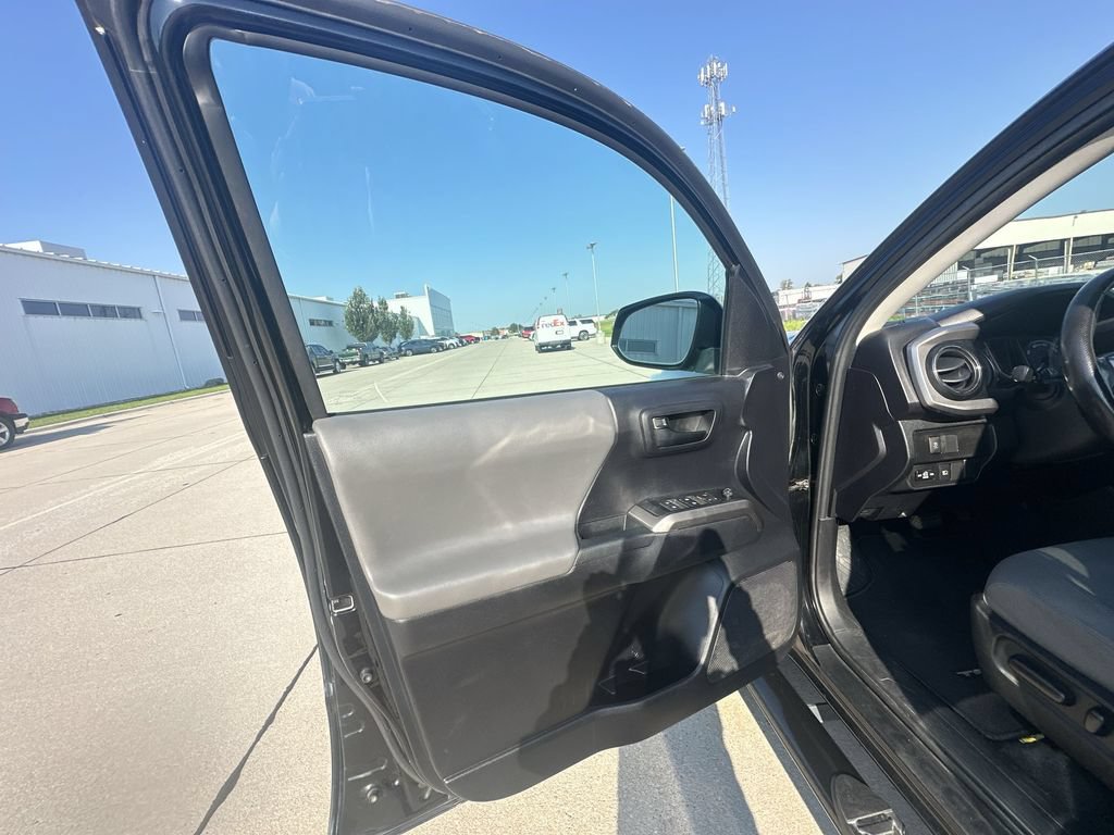 Used 2020 Toyota Tacoma SR5 AWD/4WD image 22