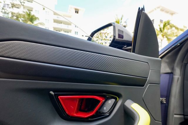 Used 2025 Lamborghini Urus SE image 47