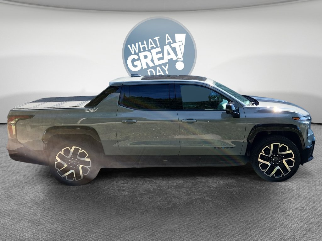 Certified 2025 Chevrolet Silverado EV RST AWD/4WD image 2