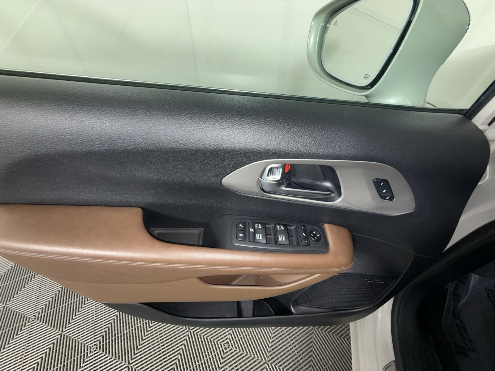 Used 2021 Chrysler Pacifica Limited w/ Uconnect Theater Family Group FWD image 15