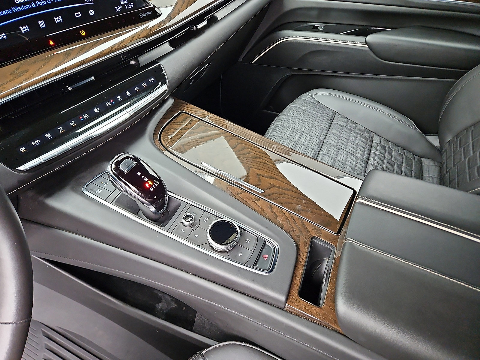 Certified 2024 Cadillac Escalade Premium Luxury Platinum w/ Heavy-Duty Trailer Package image 23