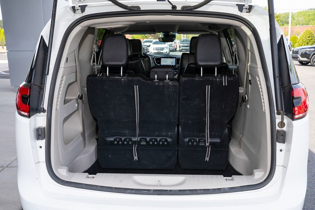 Used 2024 Chrysler Pacifica Touring-L image 5