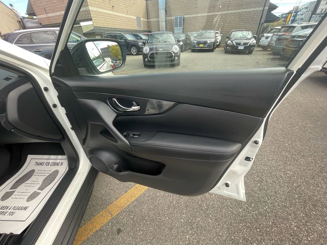 Used 2017 Nissan Rogue SV w/ SV Premium Package image 20