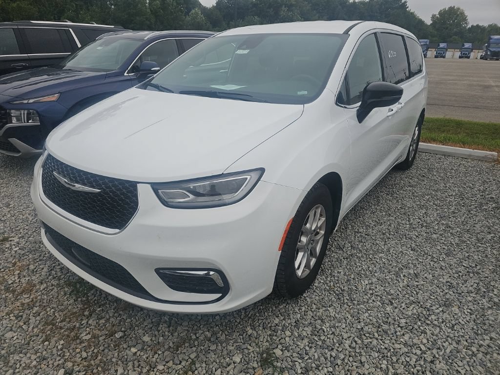 Used 2025 Chrysler Pacifica Select FWD image 4