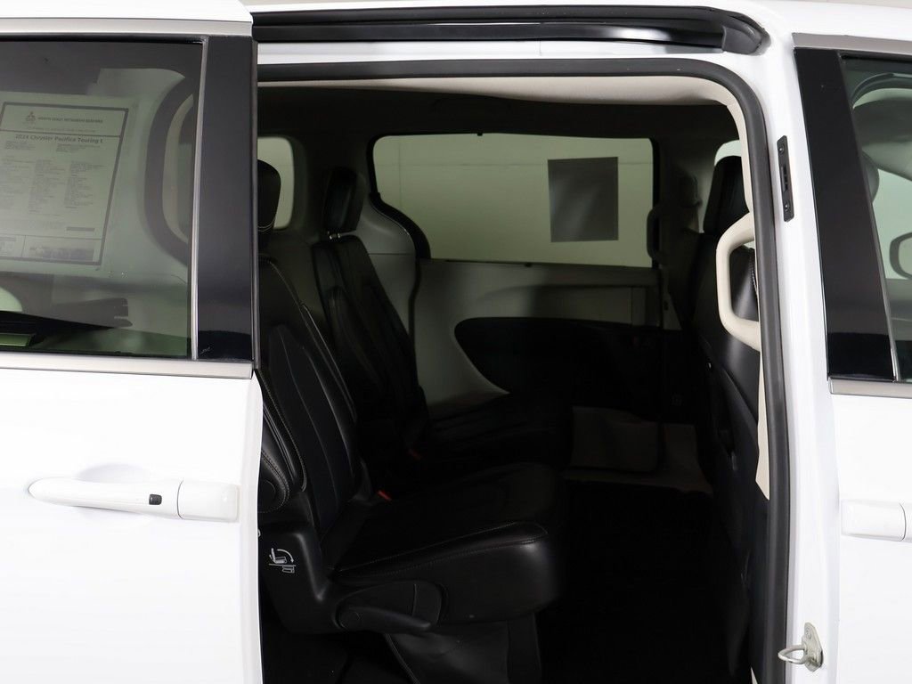 Used 2024 Chrysler Pacifica Touring-L FWD image 32