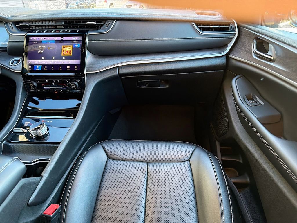 Used 2024 Jeep Grand Cherokee L Limited w/ Luxury Tech Group II image 18