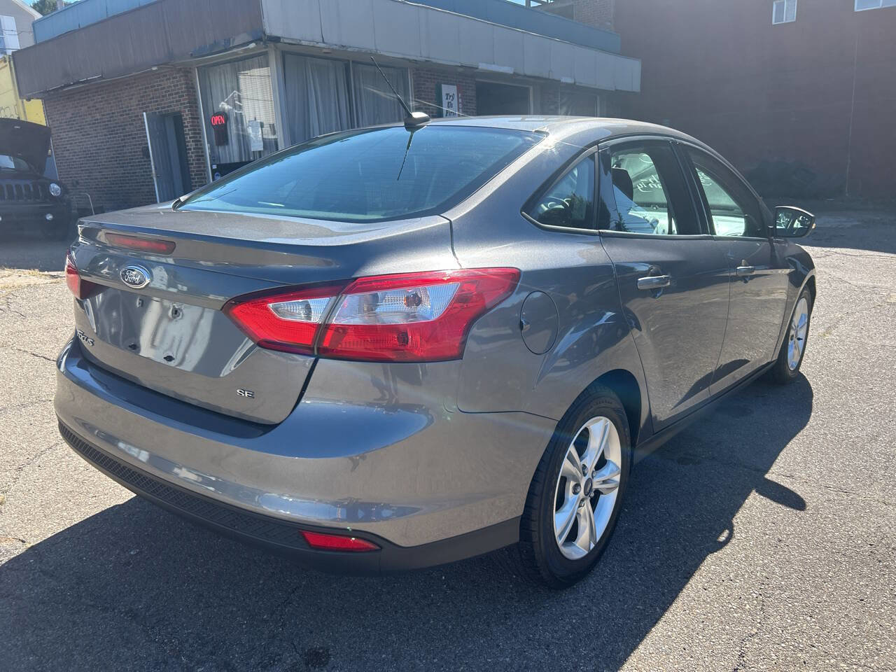 Used 2013 Ford Focus SE w/ SE Winter Pkg image 5