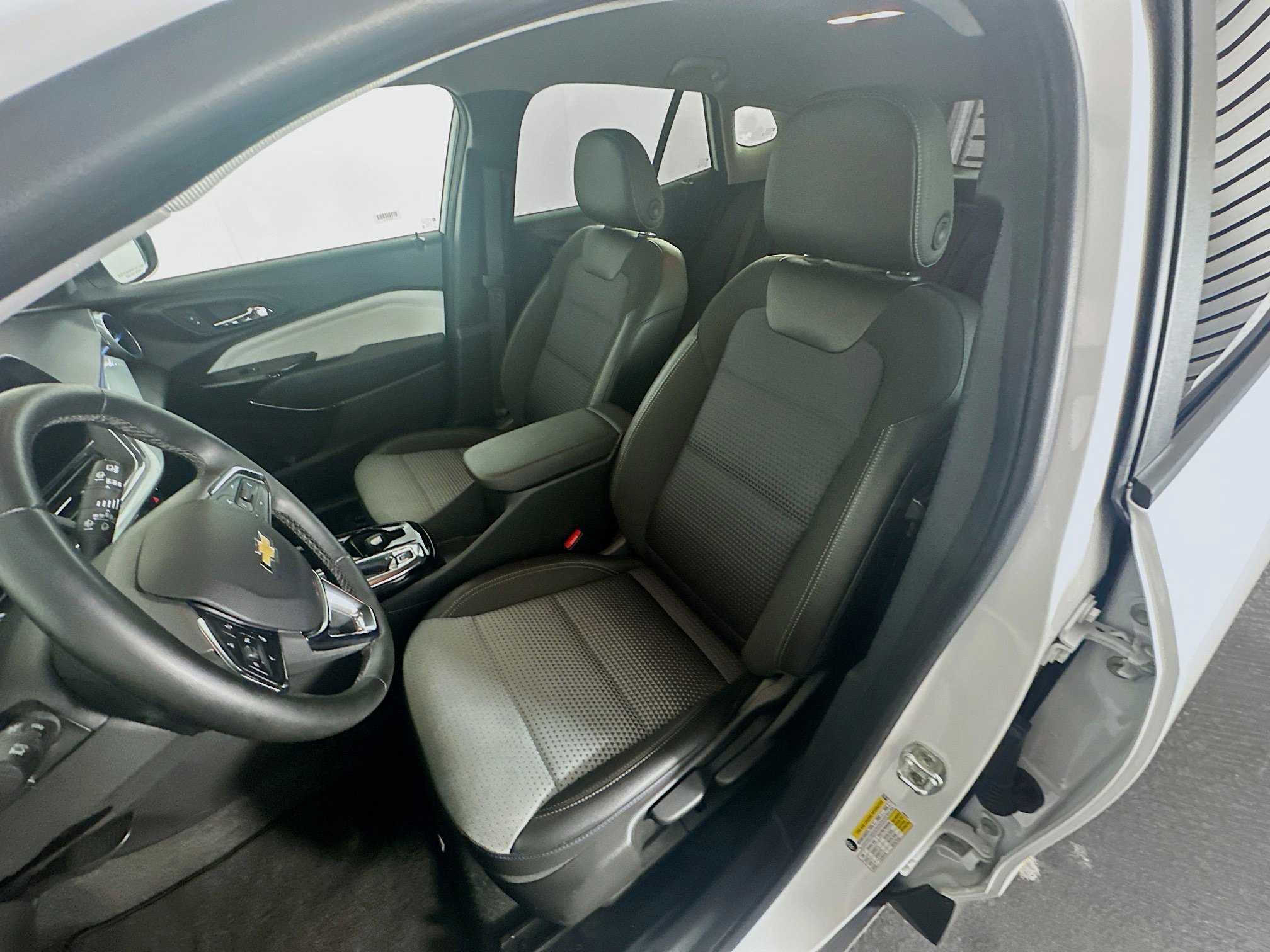 Used 2025 Chevrolet Trax LT w/ LT Convenience Package FWD image 13