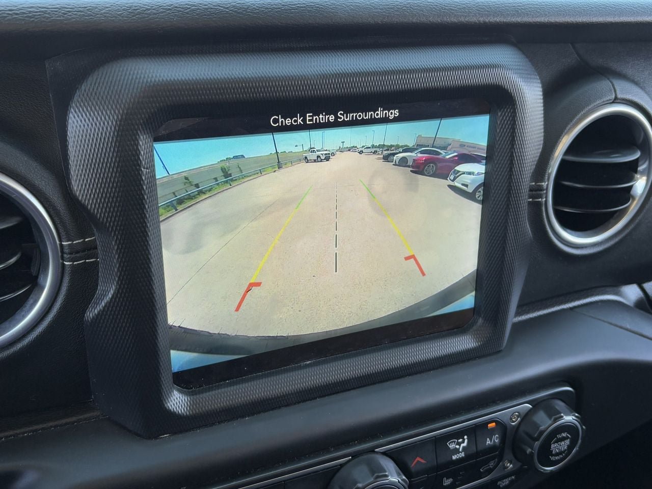 Used 2018 Jeep Wrangler Unlimited Sahara w/ Uconnect 4C Nav & Sound Group AWD/4WD image 21