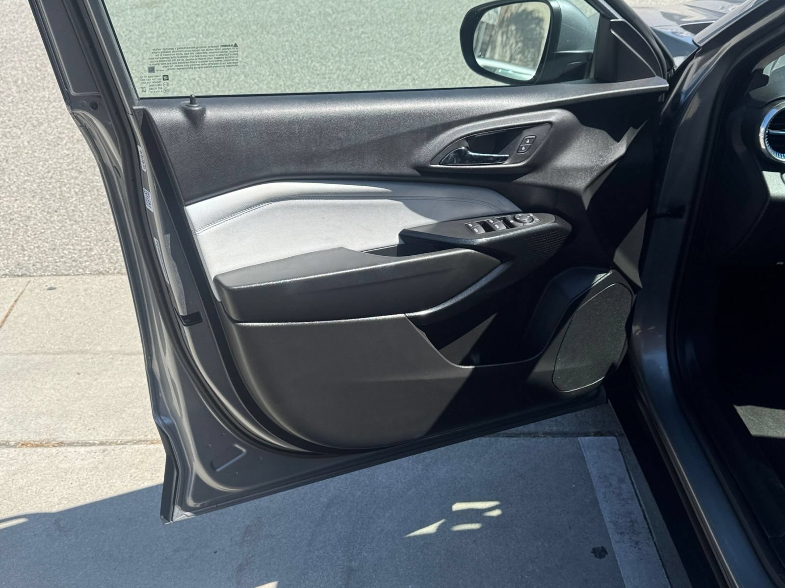 Used 2025 Chevrolet Trax LT FWD image 18
