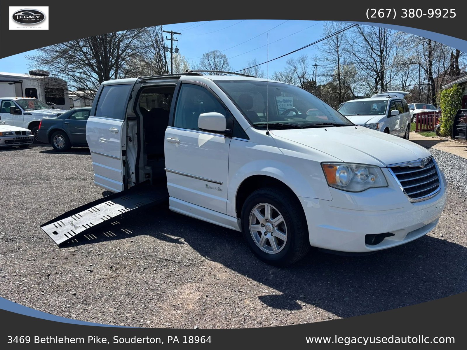 Used 2010 Chrysler Town & Country Touring FWD image 1