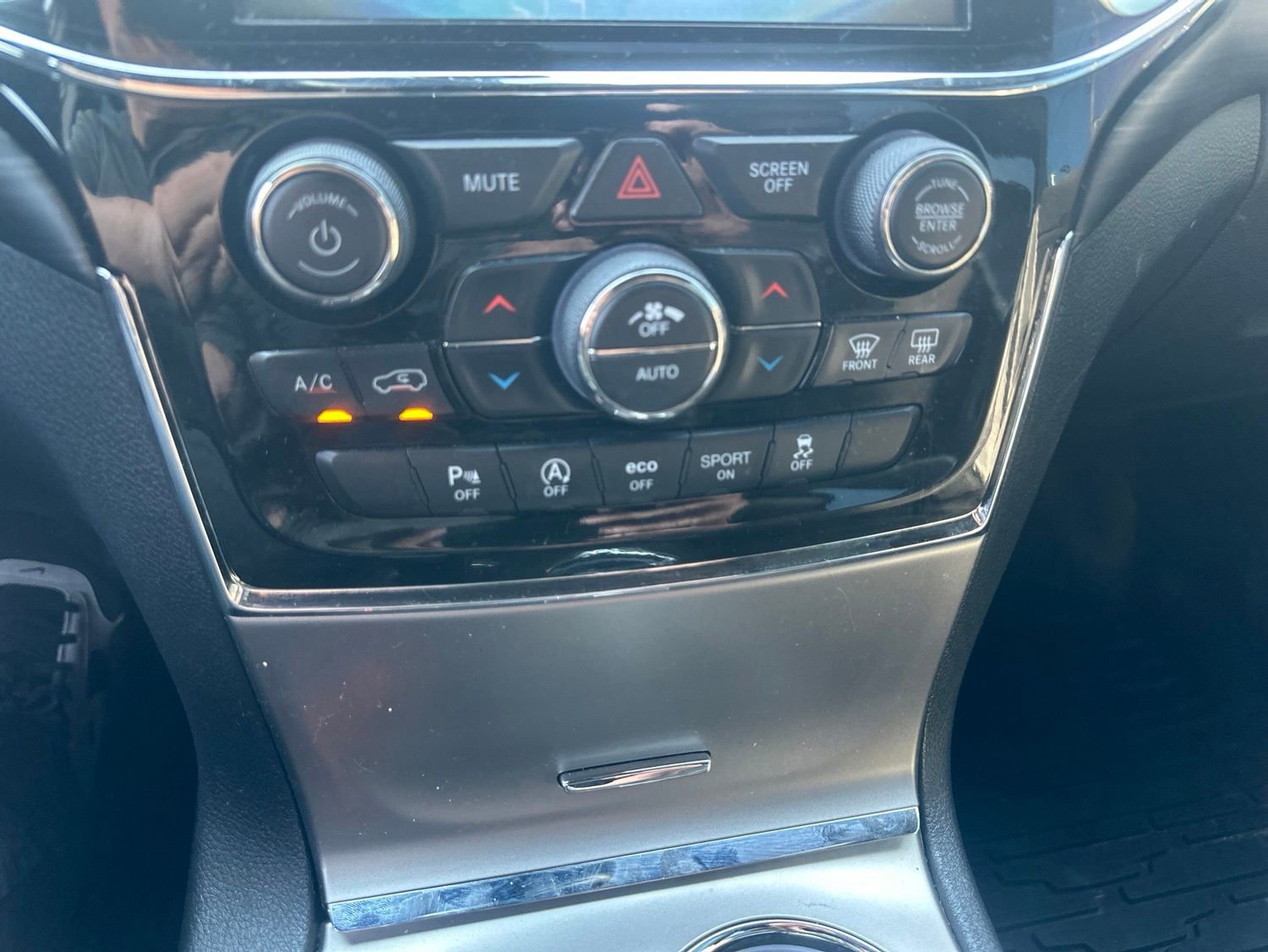 Used 2019 Jeep Grand Cherokee Altitude AWD/4WD image 28
