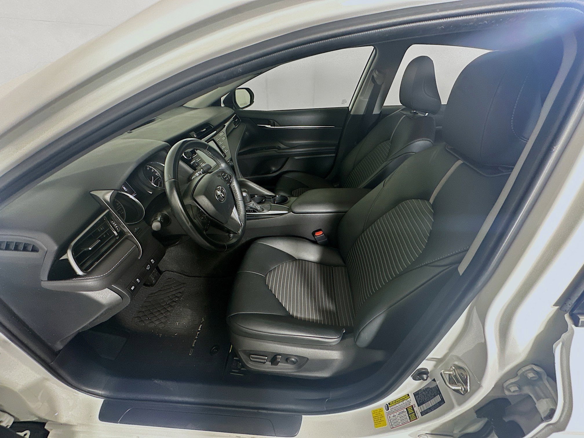 Used 2020 Toyota Camry SE FWD image 13