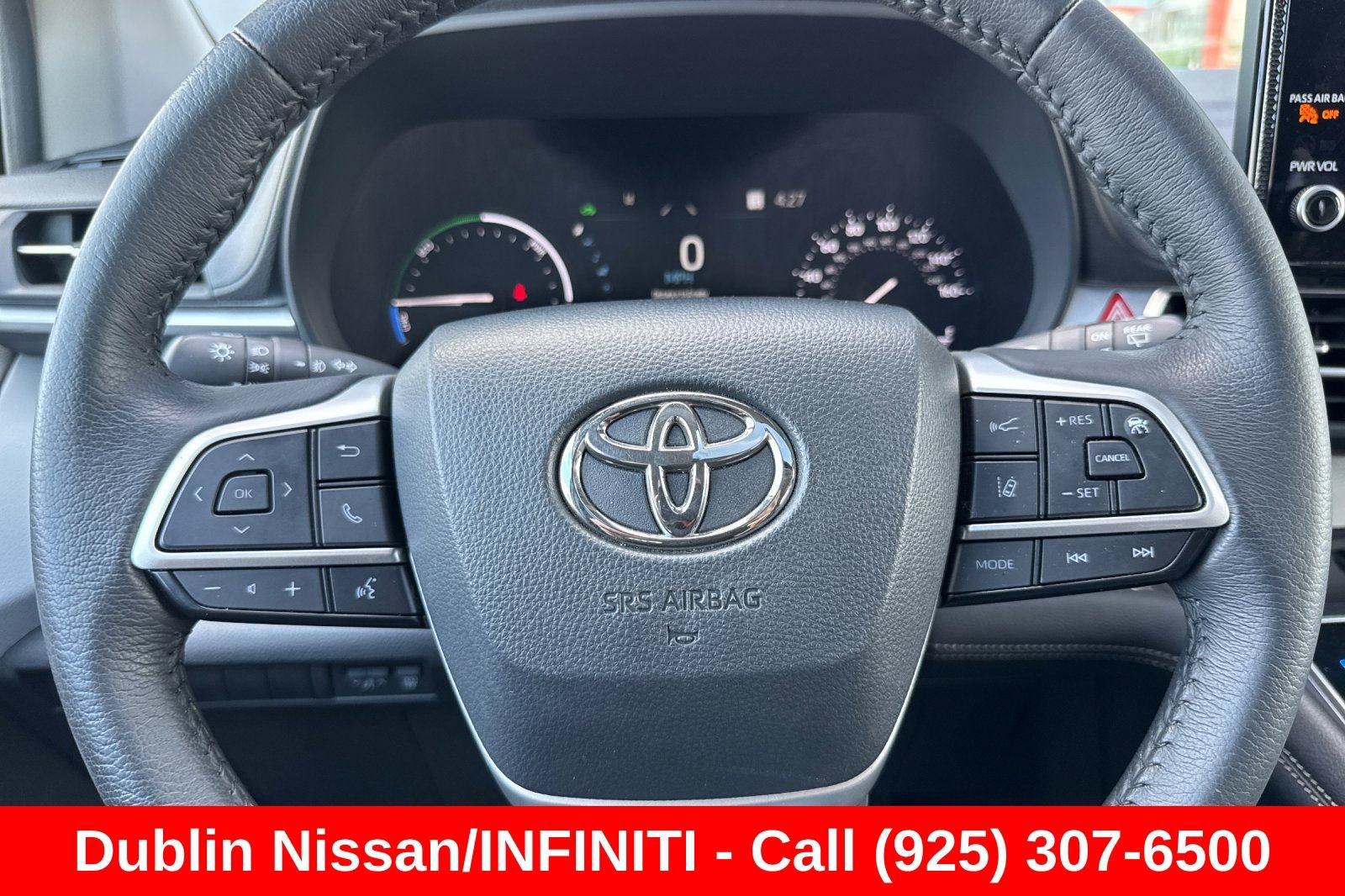 Used 2025 Toyota Sienna XLE FWD image 35