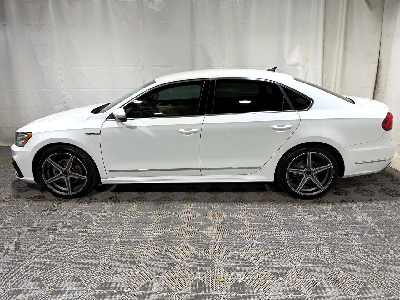 Used 2017 Volkswagen Passat 1.8T R-Line image 5