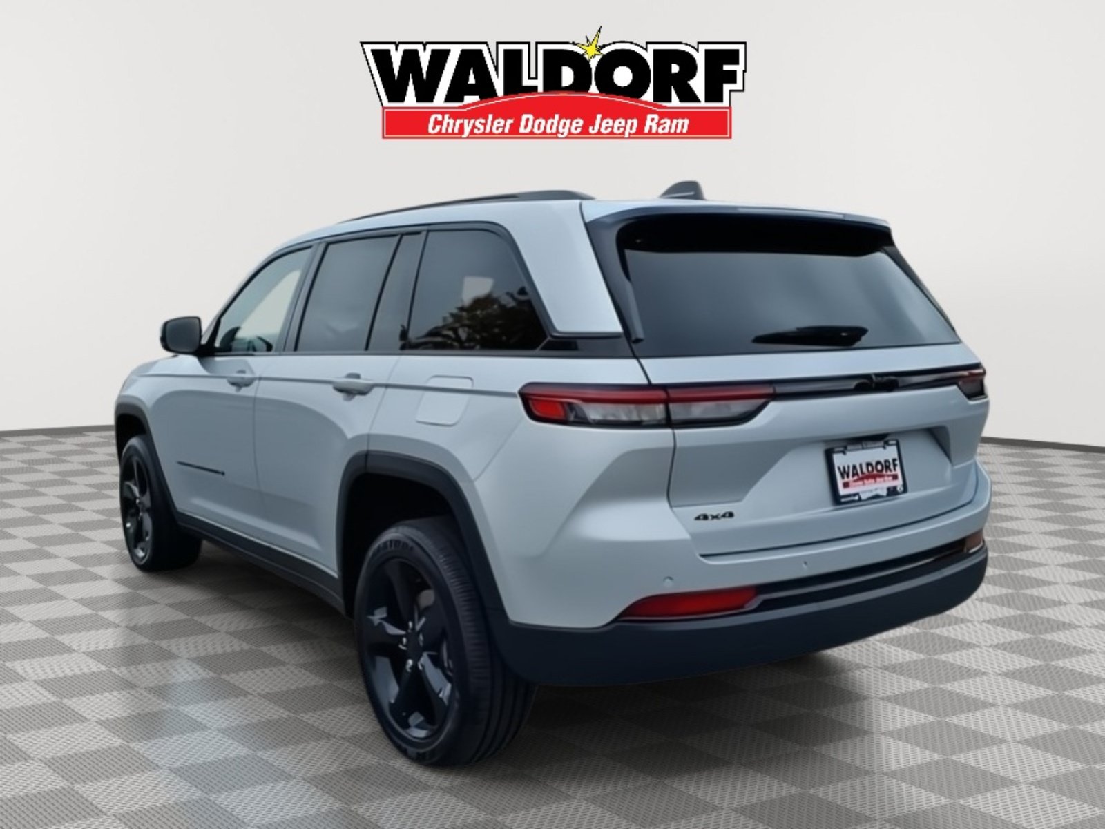 Used 2025 Jeep Grand Cherokee Altitude AWD/4WD image 5