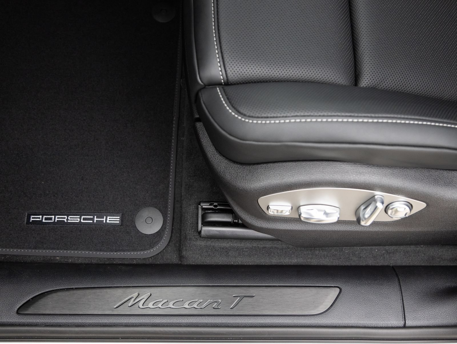 New 2026 Porsche Macan Turbo AWD/4WD image 21