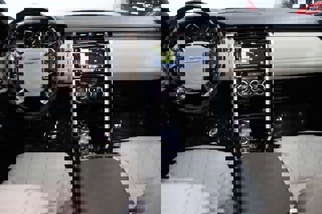 Used 2017 Land Rover Discovery HSE image 2