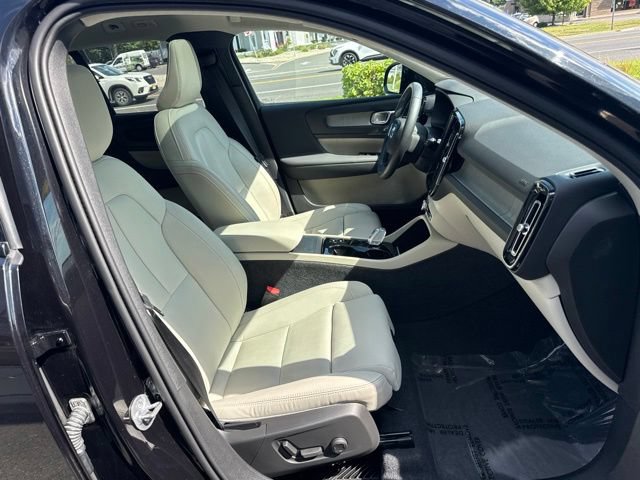 Certified 2024 Volvo XC40 B5 Plus w/ Protection Package Premier AWD/4WD image 15