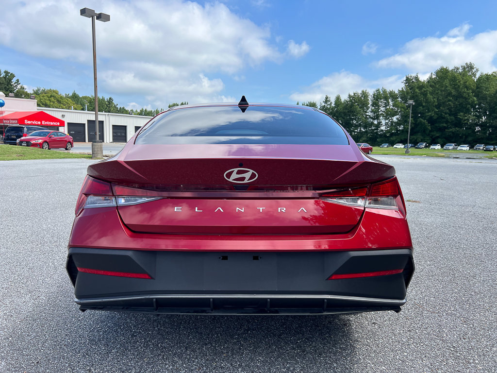 Used 2024 Hyundai Elantra SE FWD image 4